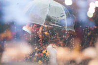 Trouwfoto’s in de regen met slecht weer op jullie herfst bruiloft